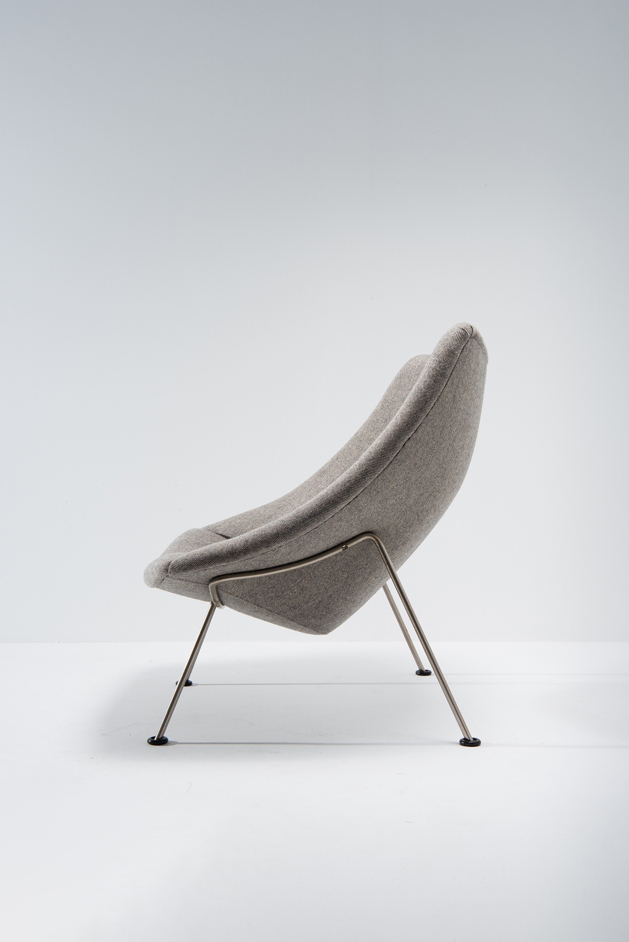 OYSTER CHAIR WITH OTTOMAN Pierre Paulin Artifort