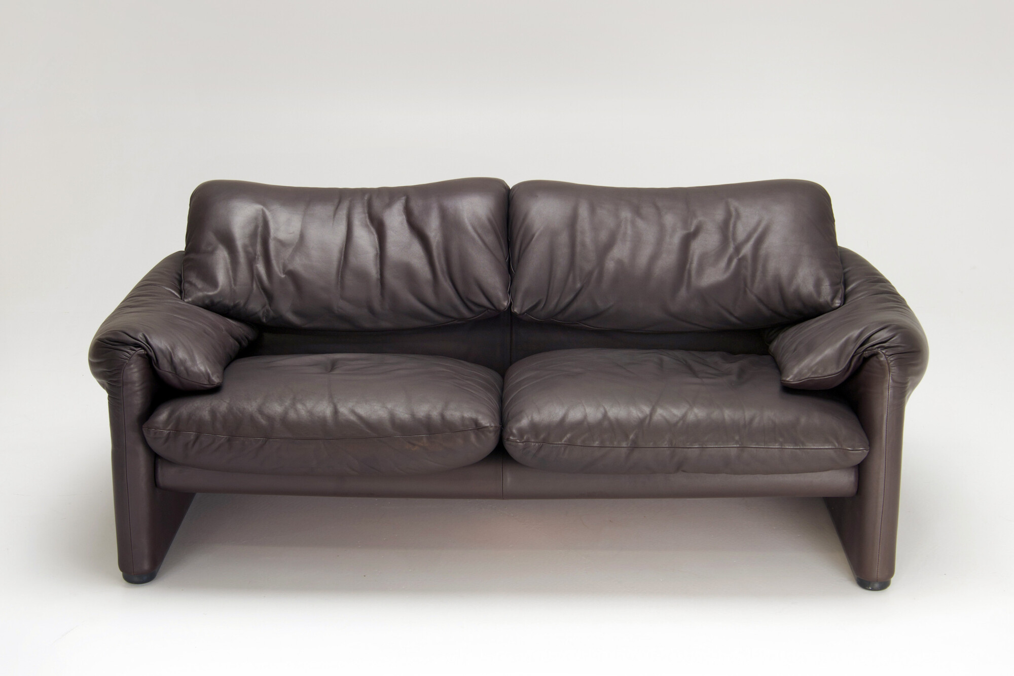 maralunga-sofa-by-vico-magistretti-for-cassina-01