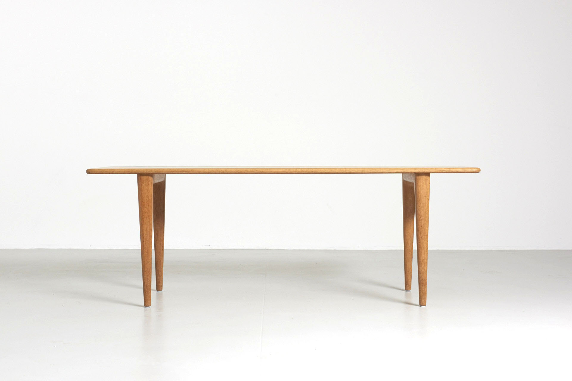 modest furniture vintage 1599 low table solid oak 02