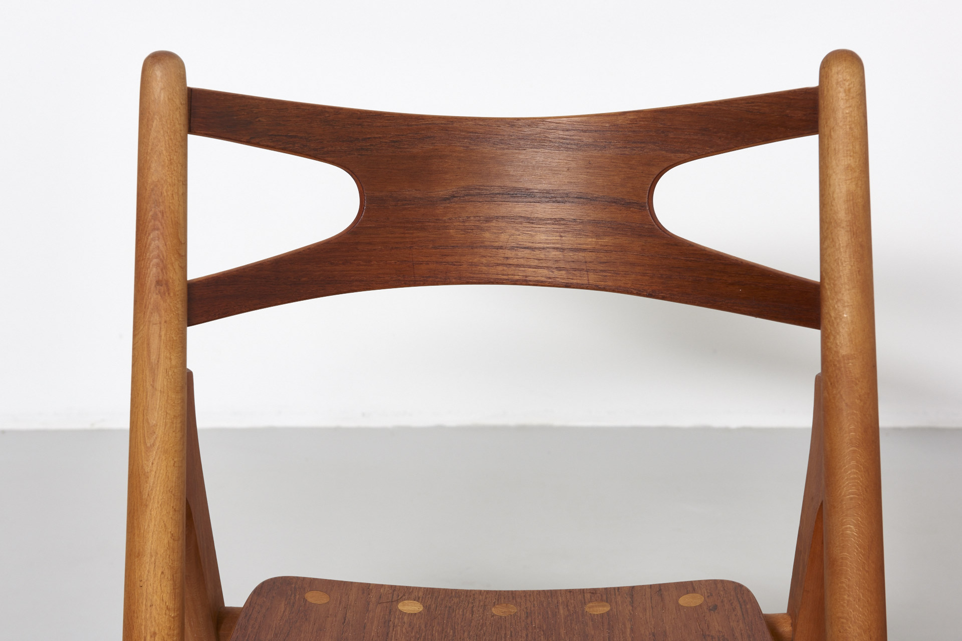 modest furniture vintage 1825 hans wegner sawbuck chairs teak and oak carl hansen 01
