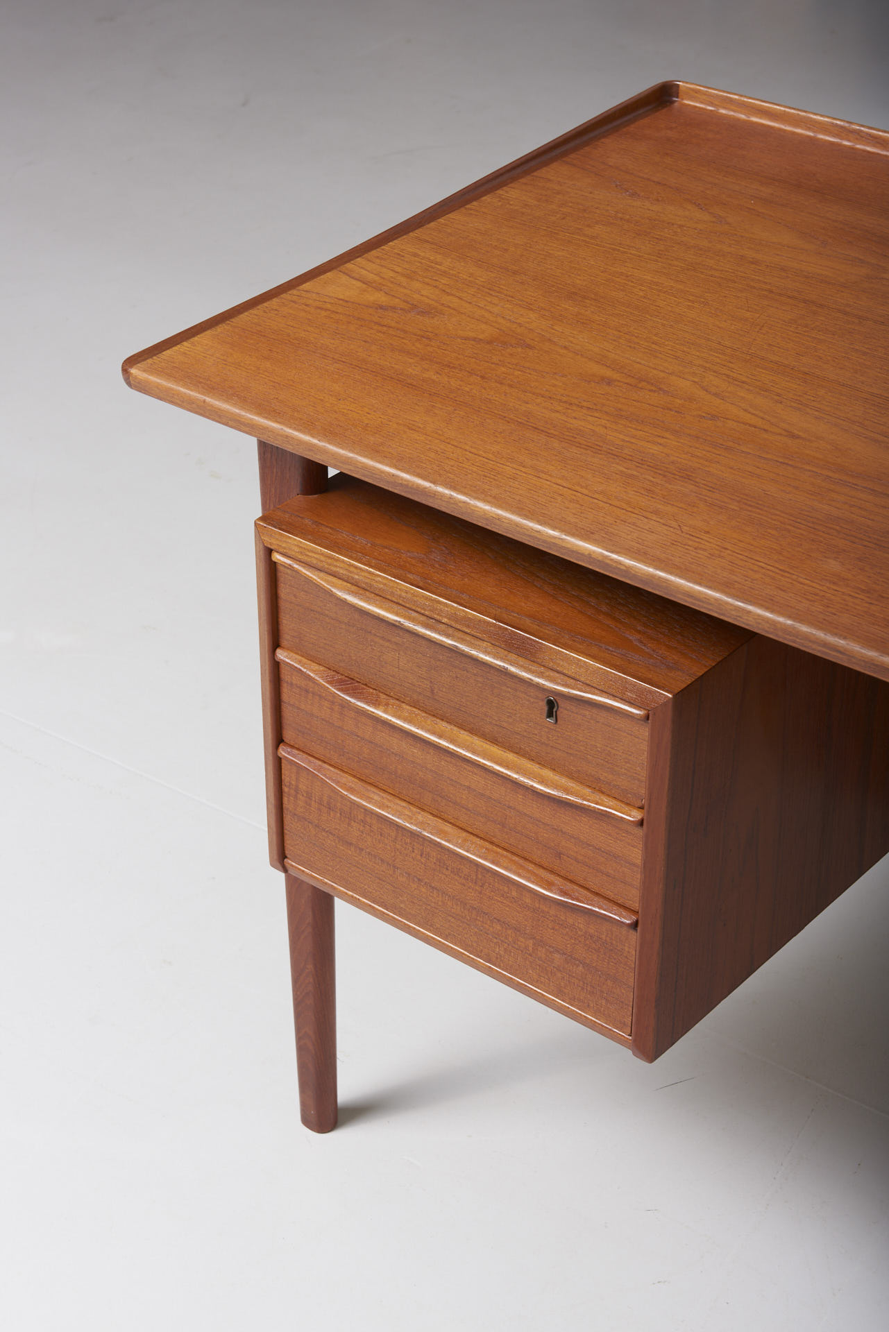 modestfurniture-vintage-1900-desk-peter-lovig-nielsen01
