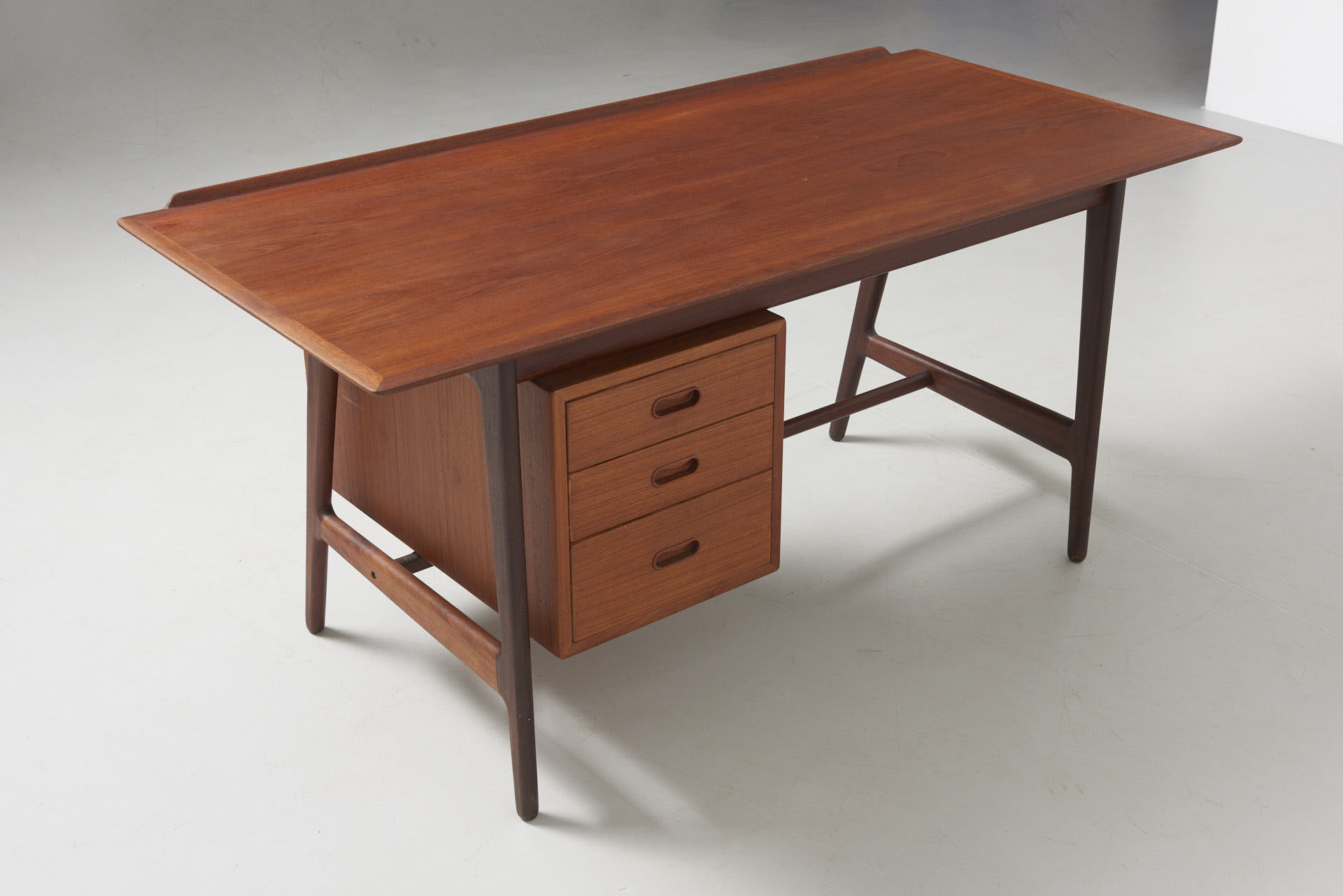 modestfurniture-vintage-2013-teak-desk-arne-vodder-vamo01