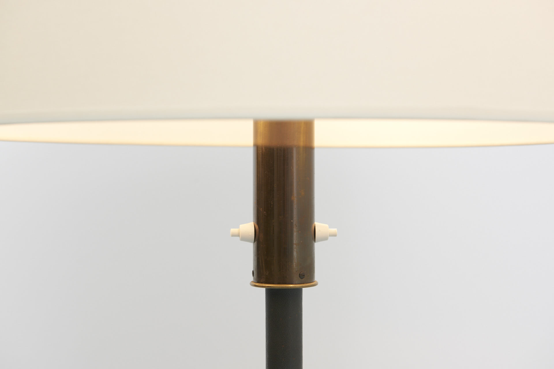 modestfurniture-vintage-2016-floor-lamp-brass-leather04