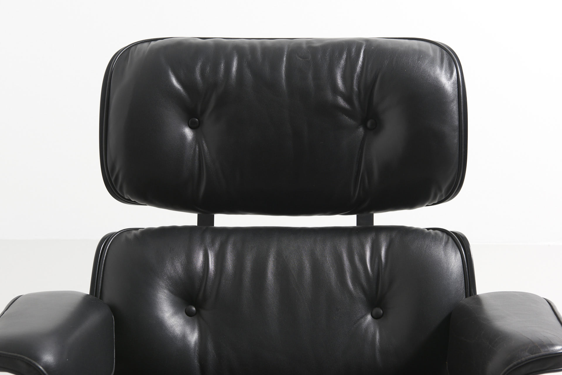 modestfurniture-vintage-2061-eames-lounge-chair-black05