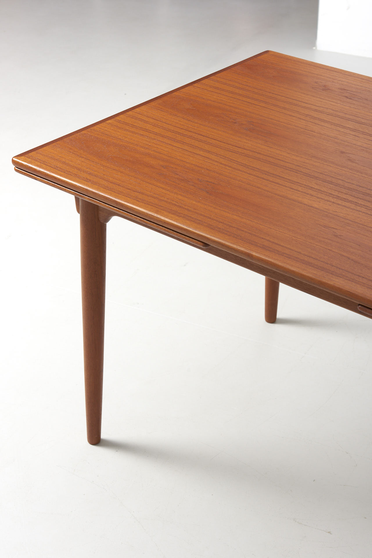 modestfurniture-vintage-2068-omann-jun-dining-table-model-5003