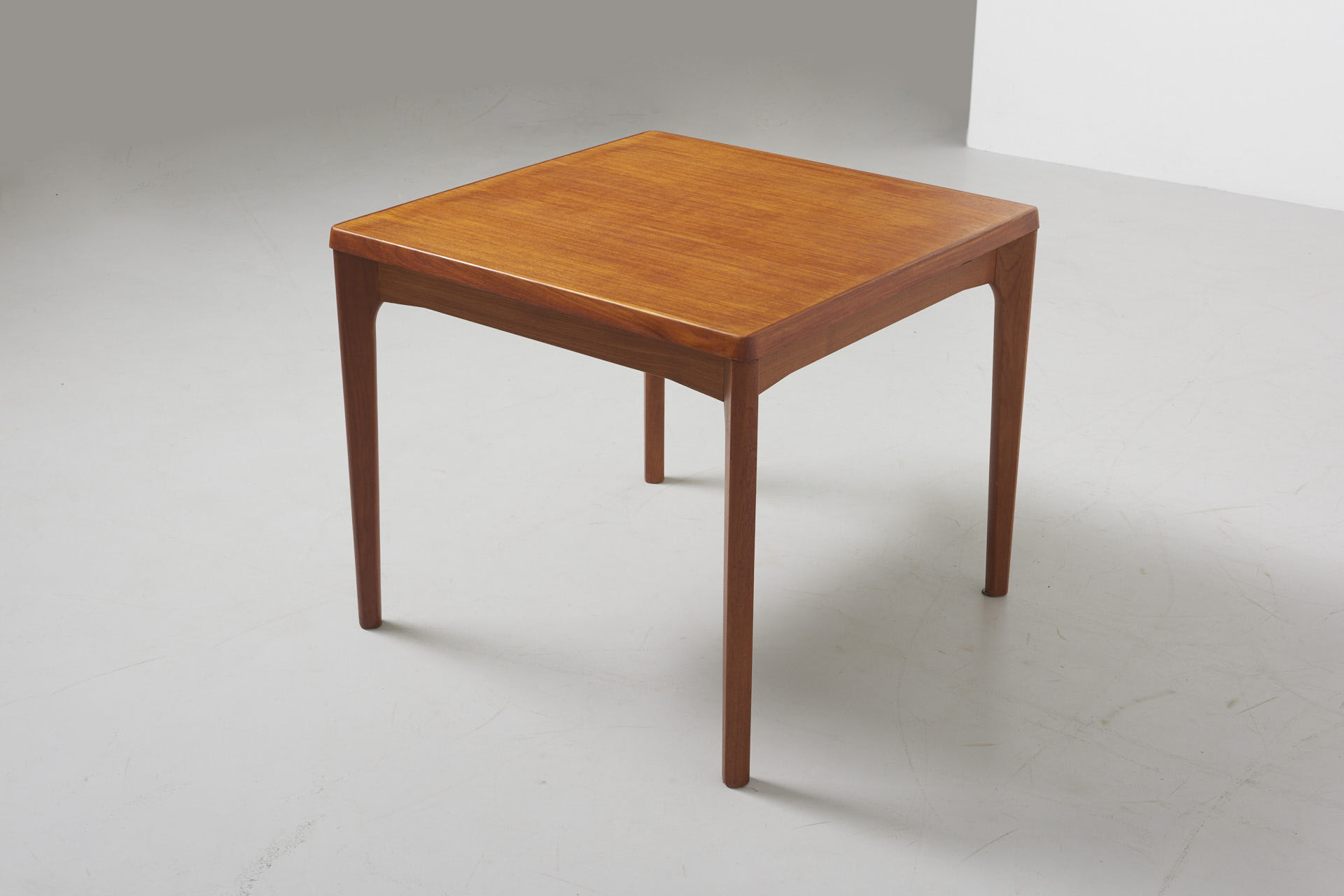 modestfurniture-vintage-2125-square-dining-table-henning-kjaernulf03