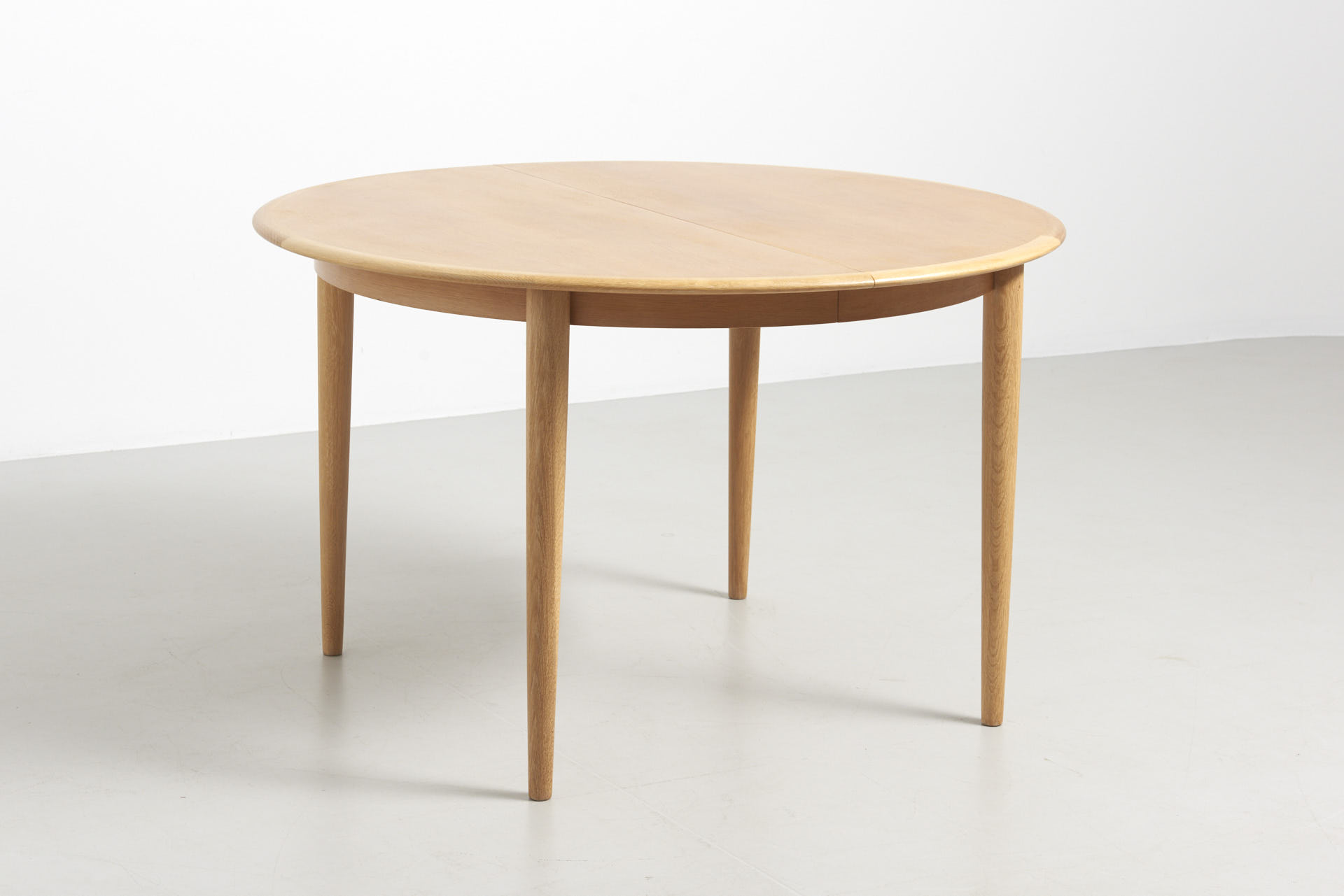 modestfurniture-vintage-2141-round-dining-table-oak02