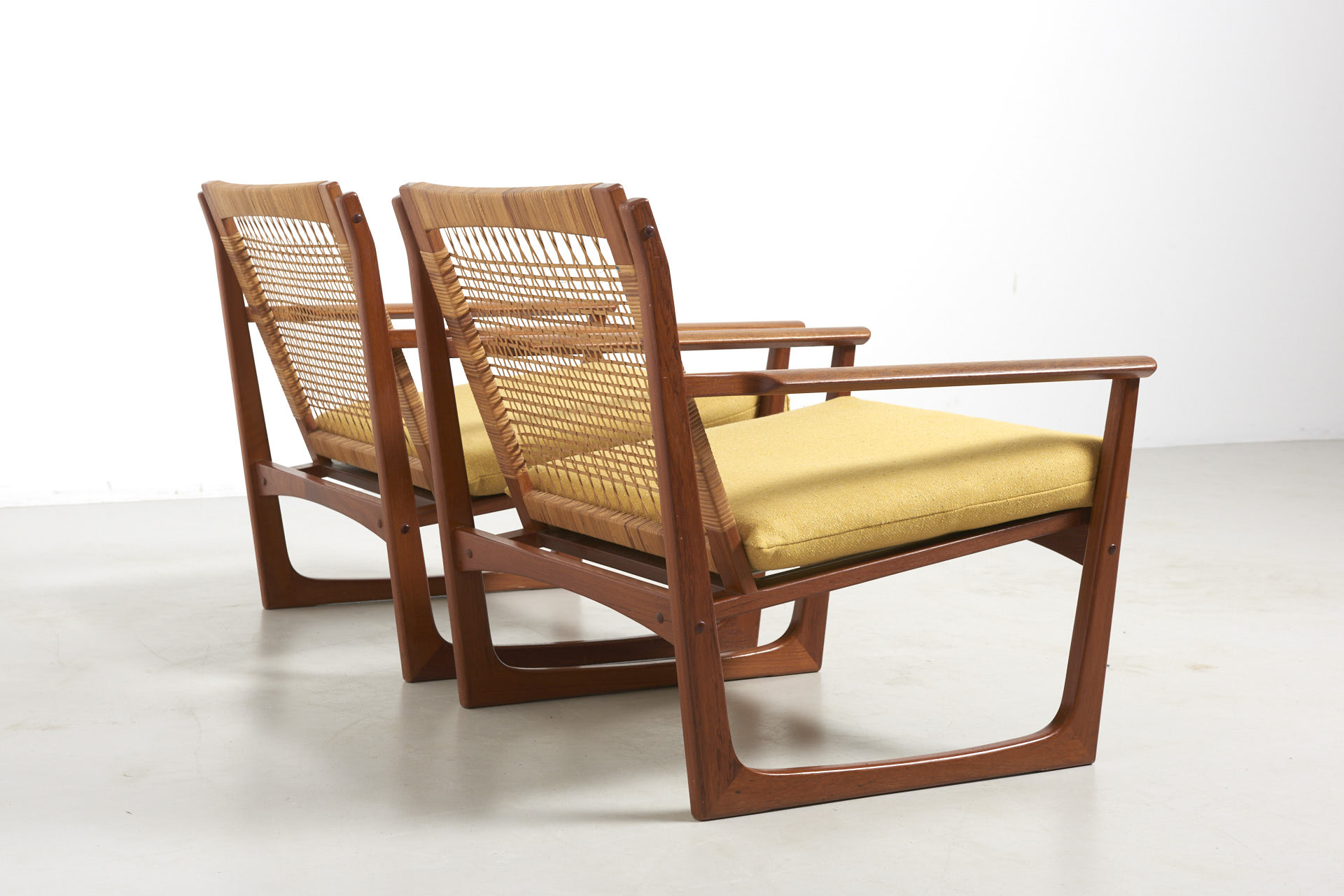 modestfurniture-vintage-2370-hans-olsen-easy-chairs-rattan-backrest-juul-kristensen04