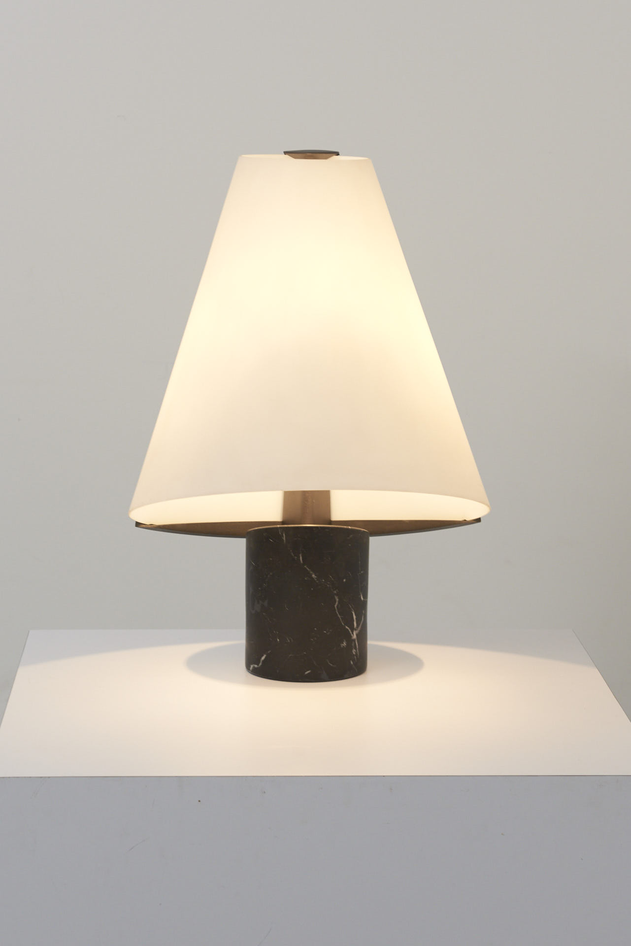modestfurniture-vintage-2640-leucos-floor-lamp-marble-micene-toso-massari02