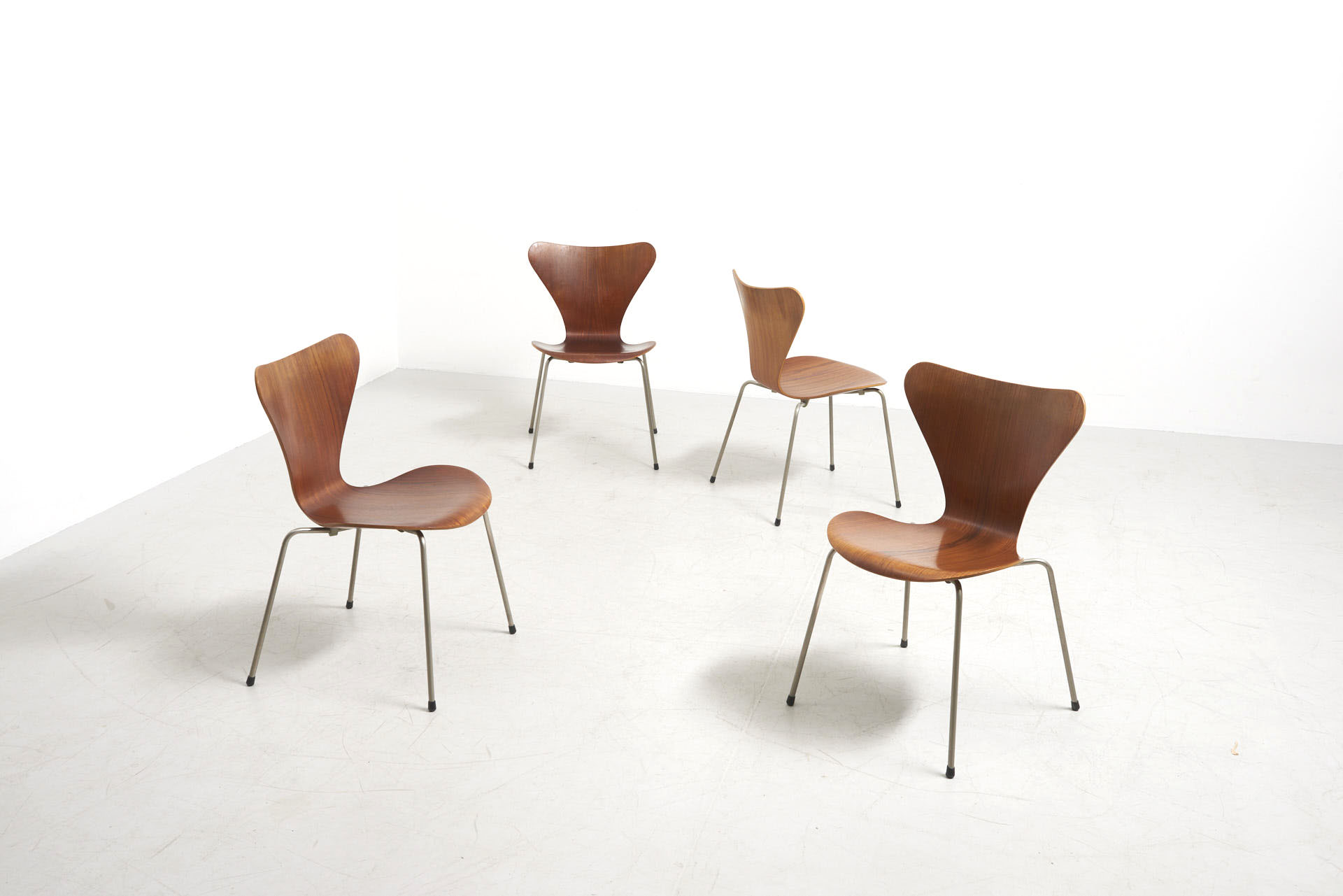 modestfurniture-vintage-2948-arne-jacobsen-series-7-chairs-fritz-hansen14