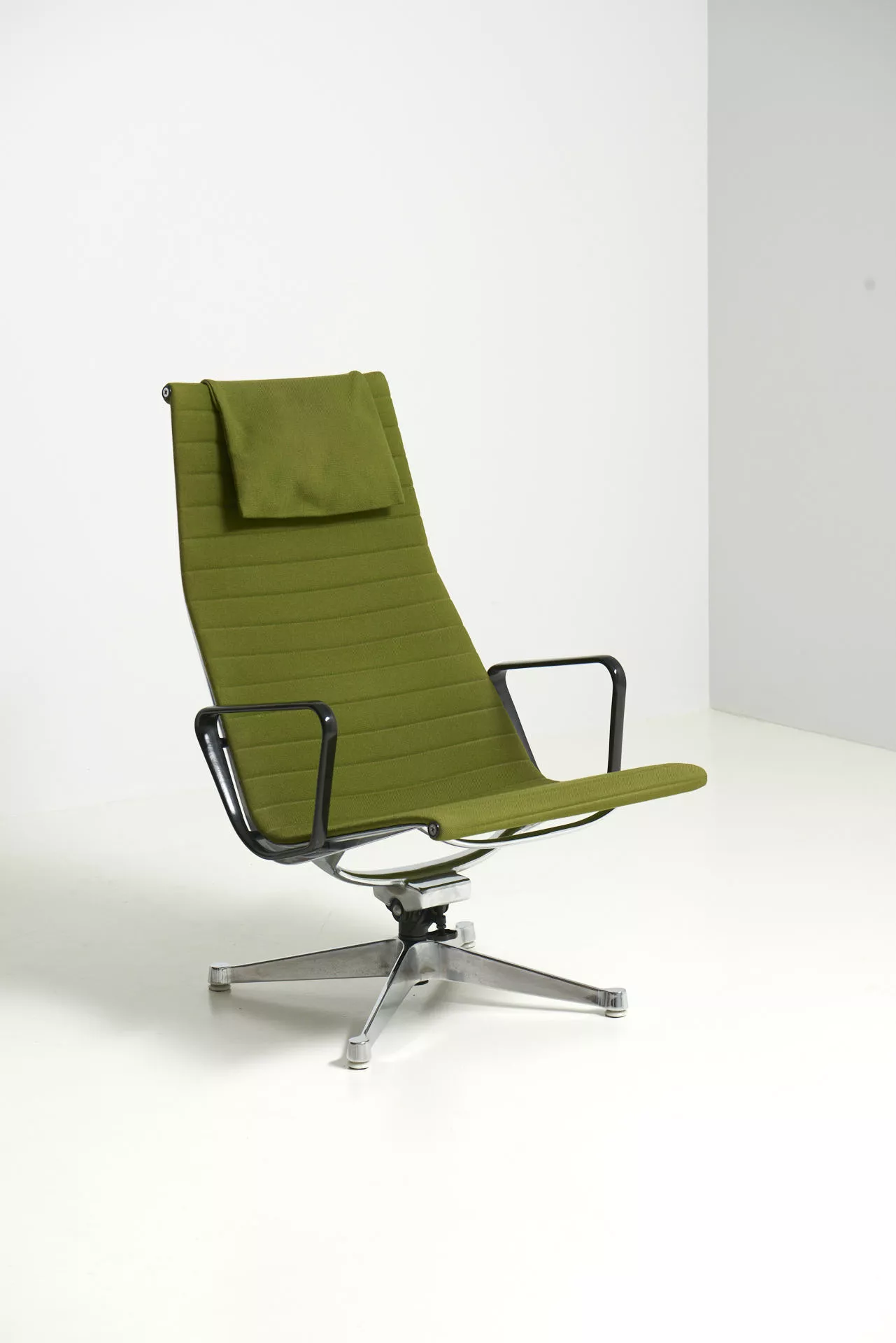 Eames ea124 lounge discount chair