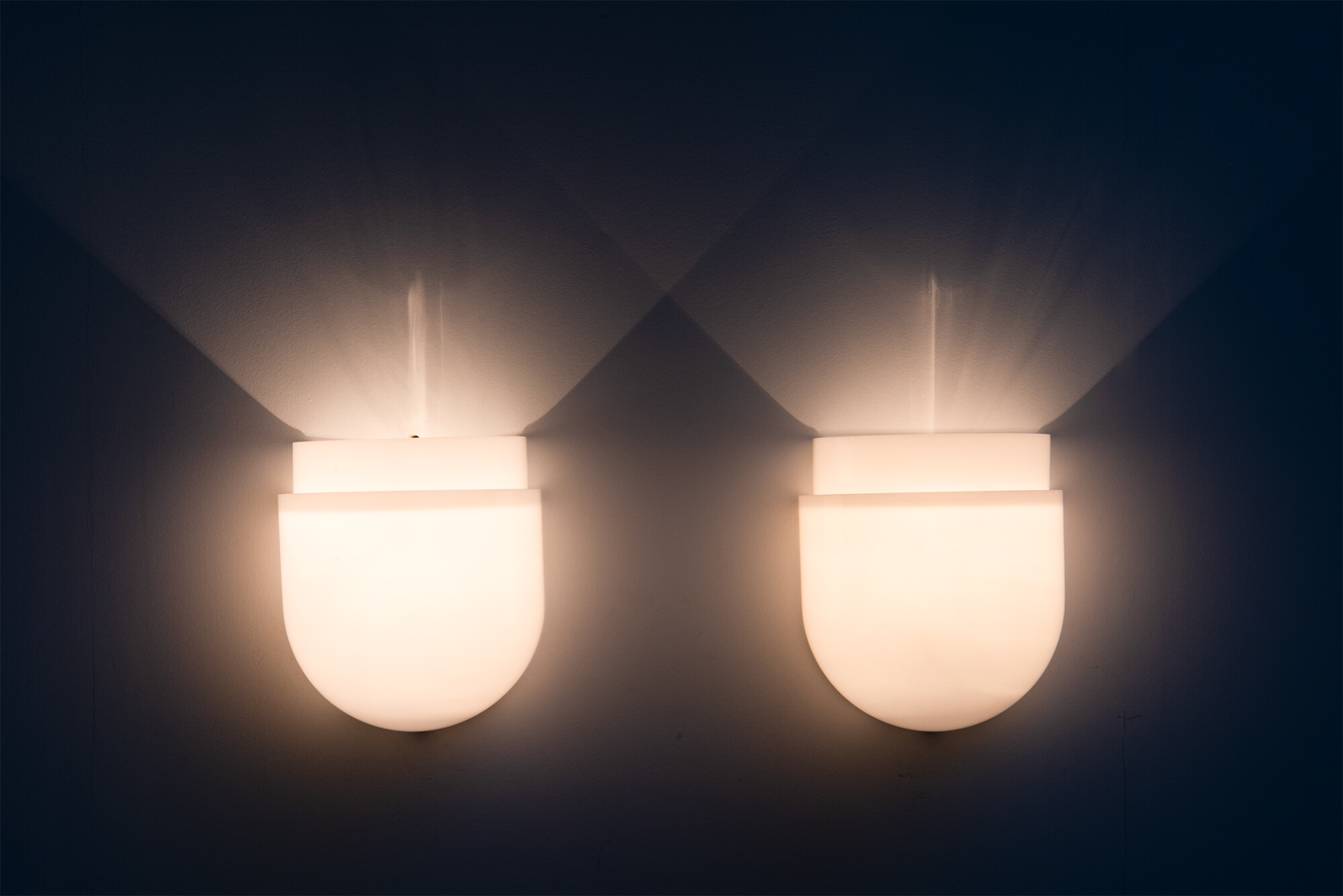pair-of-white-acrylic-italian-wall-lamps-70s5UvzI