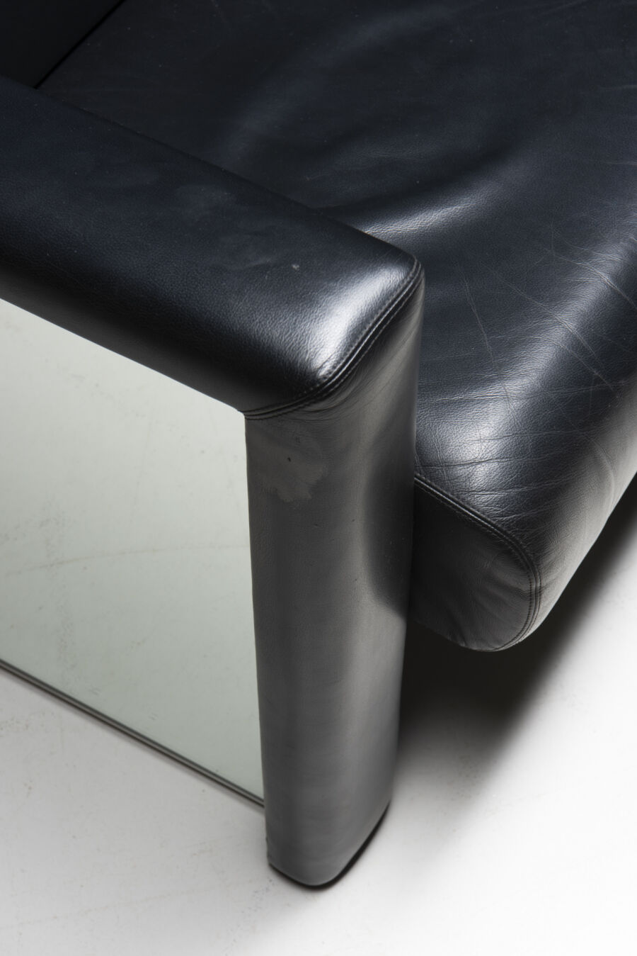 0001trix-and-robert-haussmannknoll-int-sofa-black-leather-and-mirrored-back-9