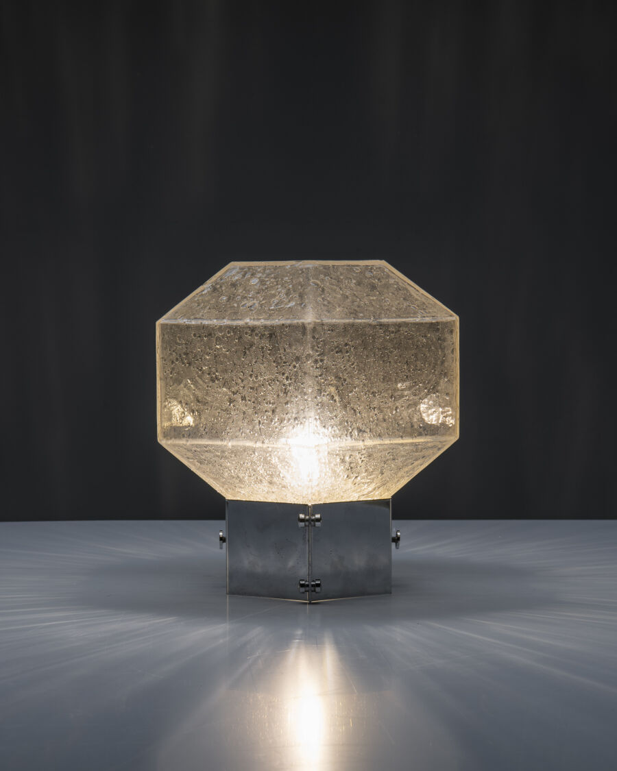 3682table-lamp-with-chromed-base-and-geometric-glass-top