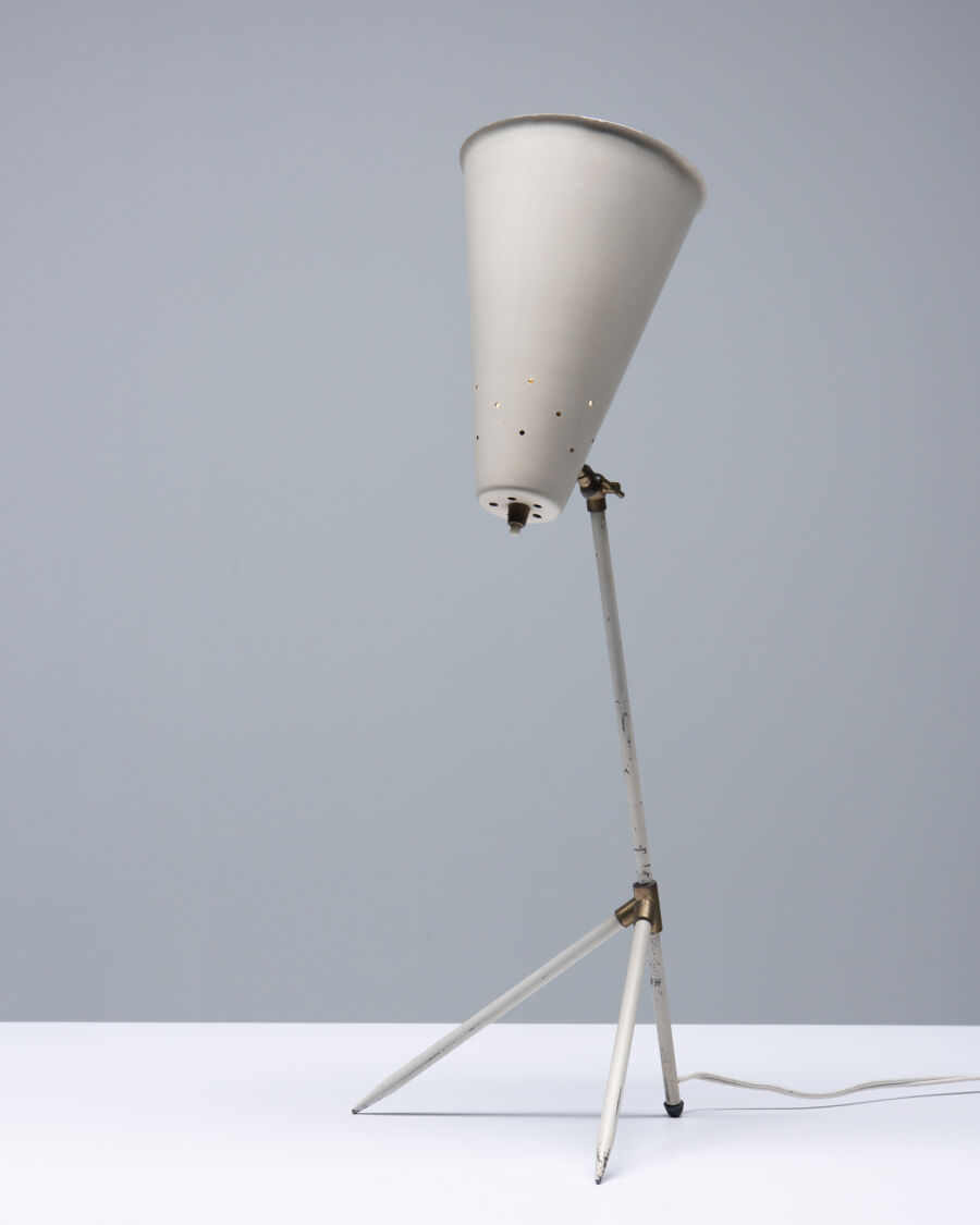 cs02850s-tripod-white-desk-lamp-1