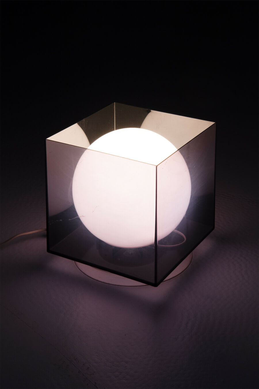 italian-table-lamp-acrylic-cube-inner-white-glass-sphere-60s78Wnk