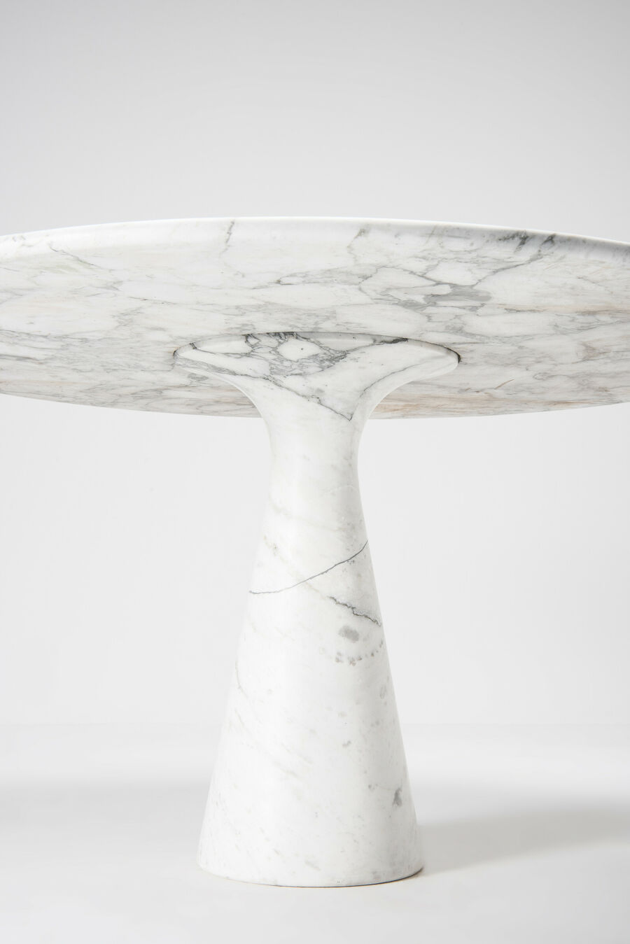 A PEDESTAL DINING TABLE - M1 Angelo Mangiarotti Skipper