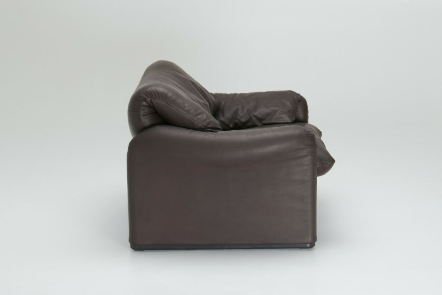 maralunga-sofa-by-vico-magistretti-for-cassina-03M3ji