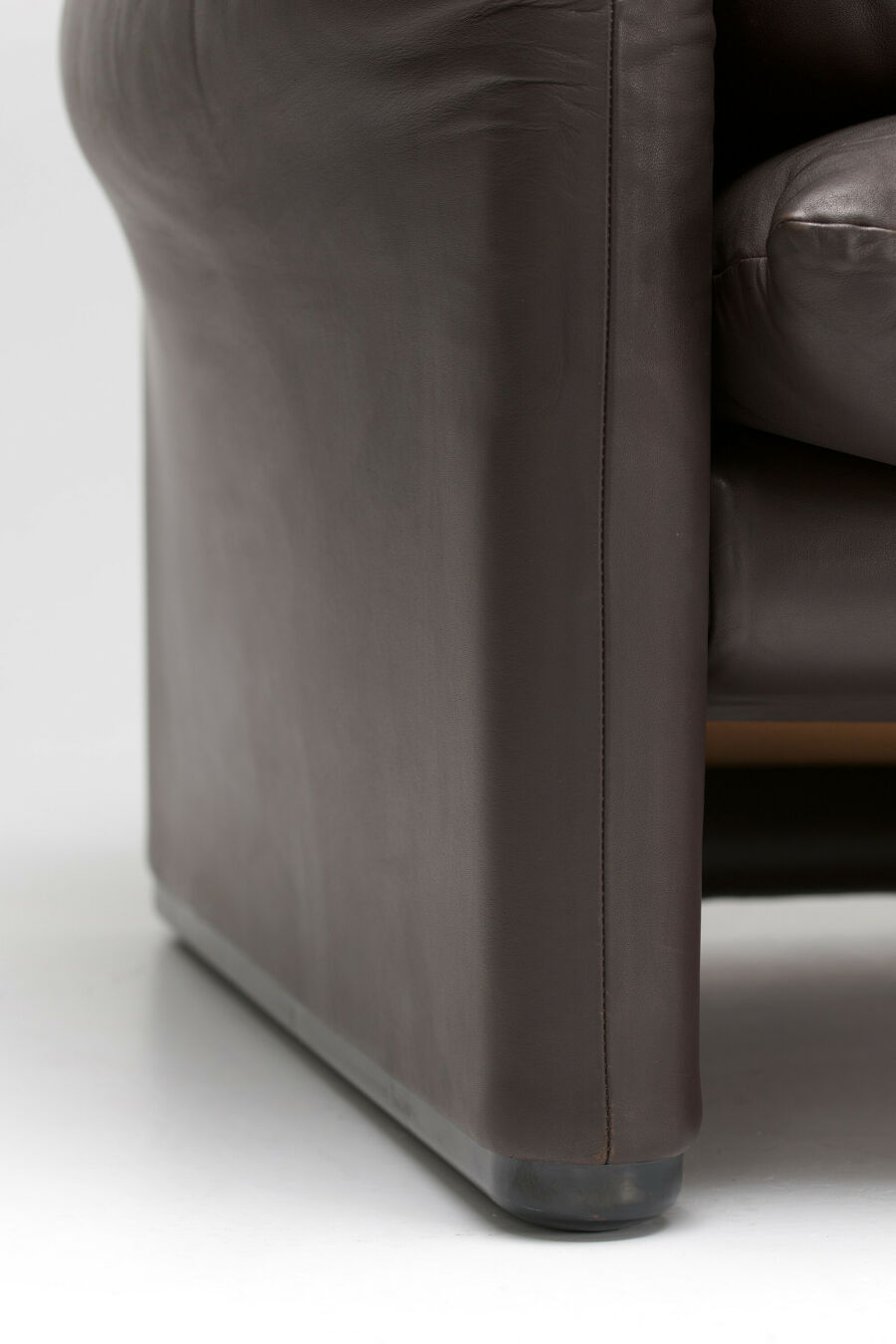 maralunga-sofa-by-vico-magistretti-for-cassina-07