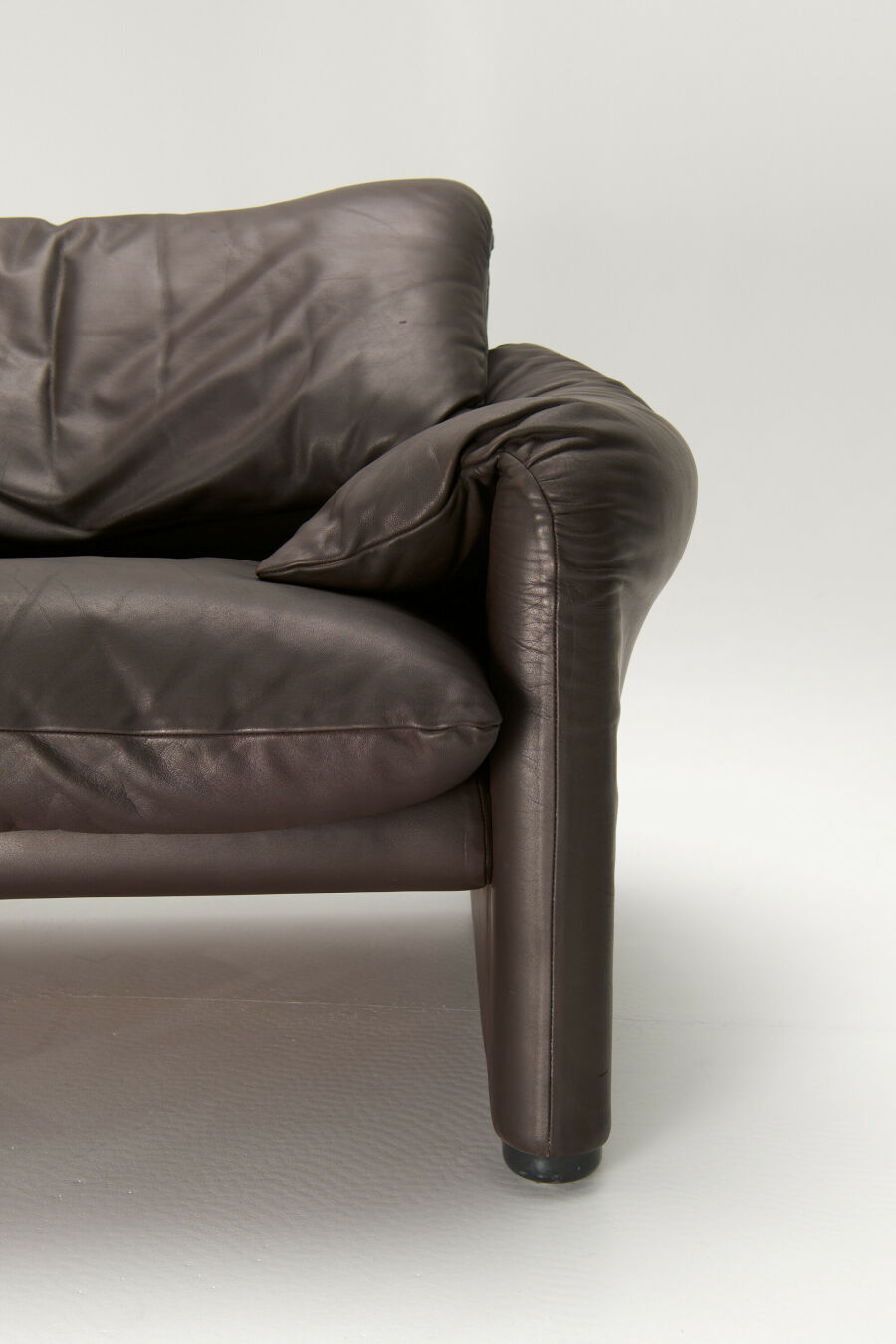 maralunga-sofa-by-vico-magistretti-for-cassina-07AGw6