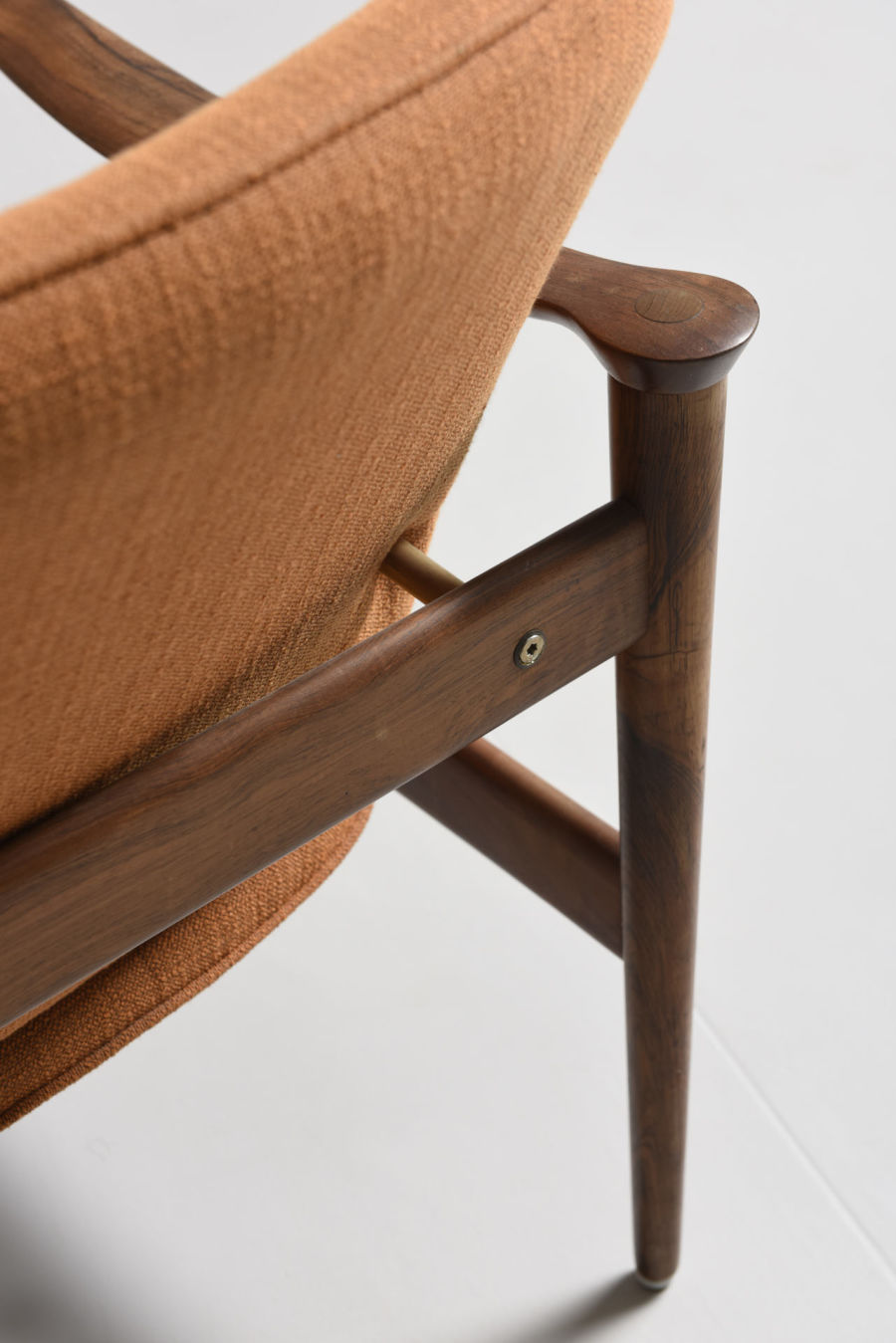 modestfurniture-vintage-1779-fredrik-a-kayser-easy-chairs-rosewood-model-711-vatne-lenestolfabrikk07