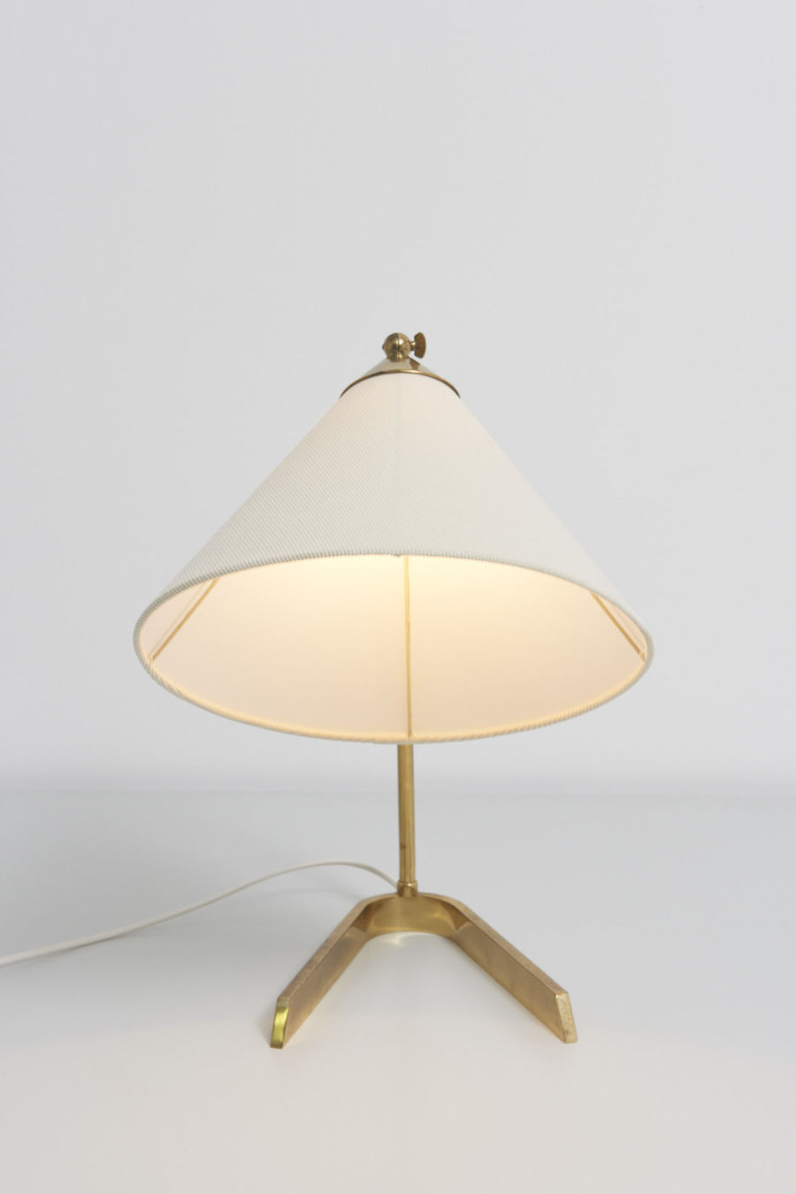 modest furniture vintage 1832 table lamp brass V foot 04