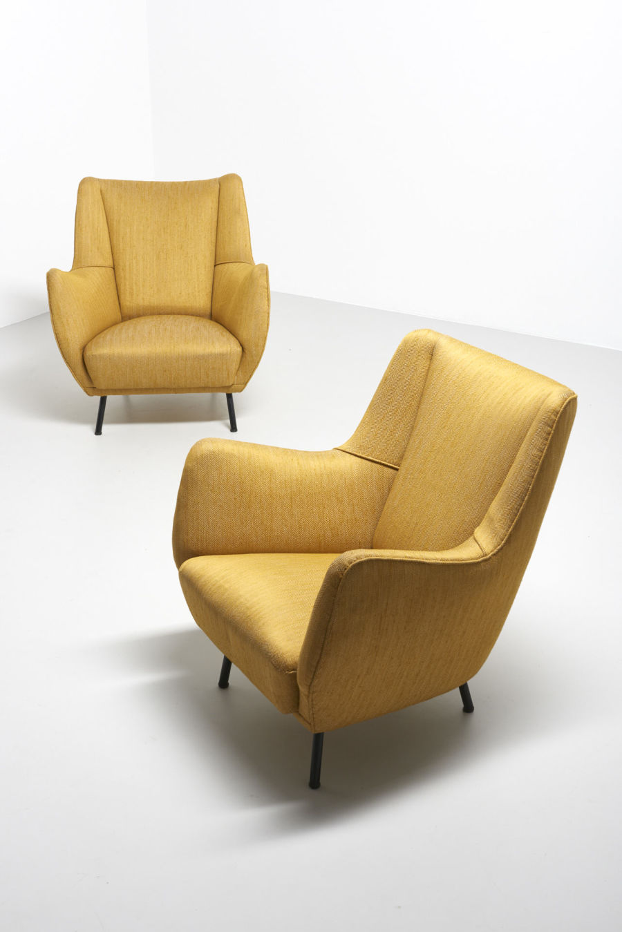 modestfurniture-vintage-2060-pair-easy-chairs-italy-195010