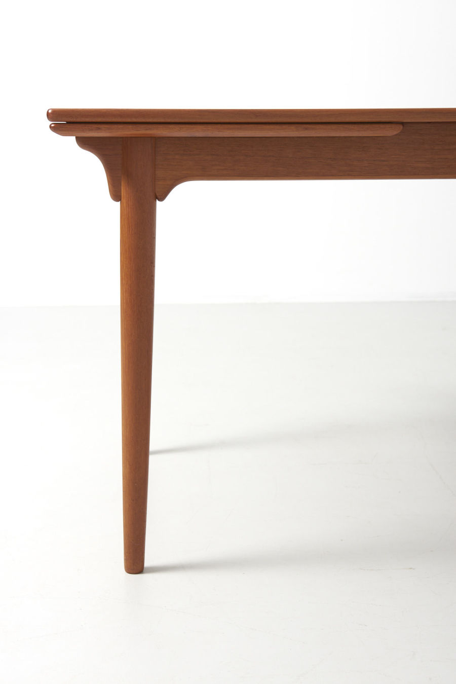 modestfurniture-vintage-2068-omann-jun-dining-table-model-5004