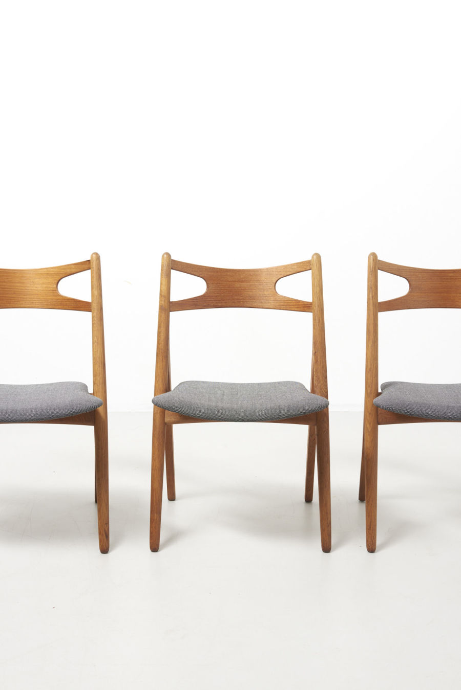 modestfurniture-vintage-2131-hans-wegner-sawbuck-chairs-ch-2902