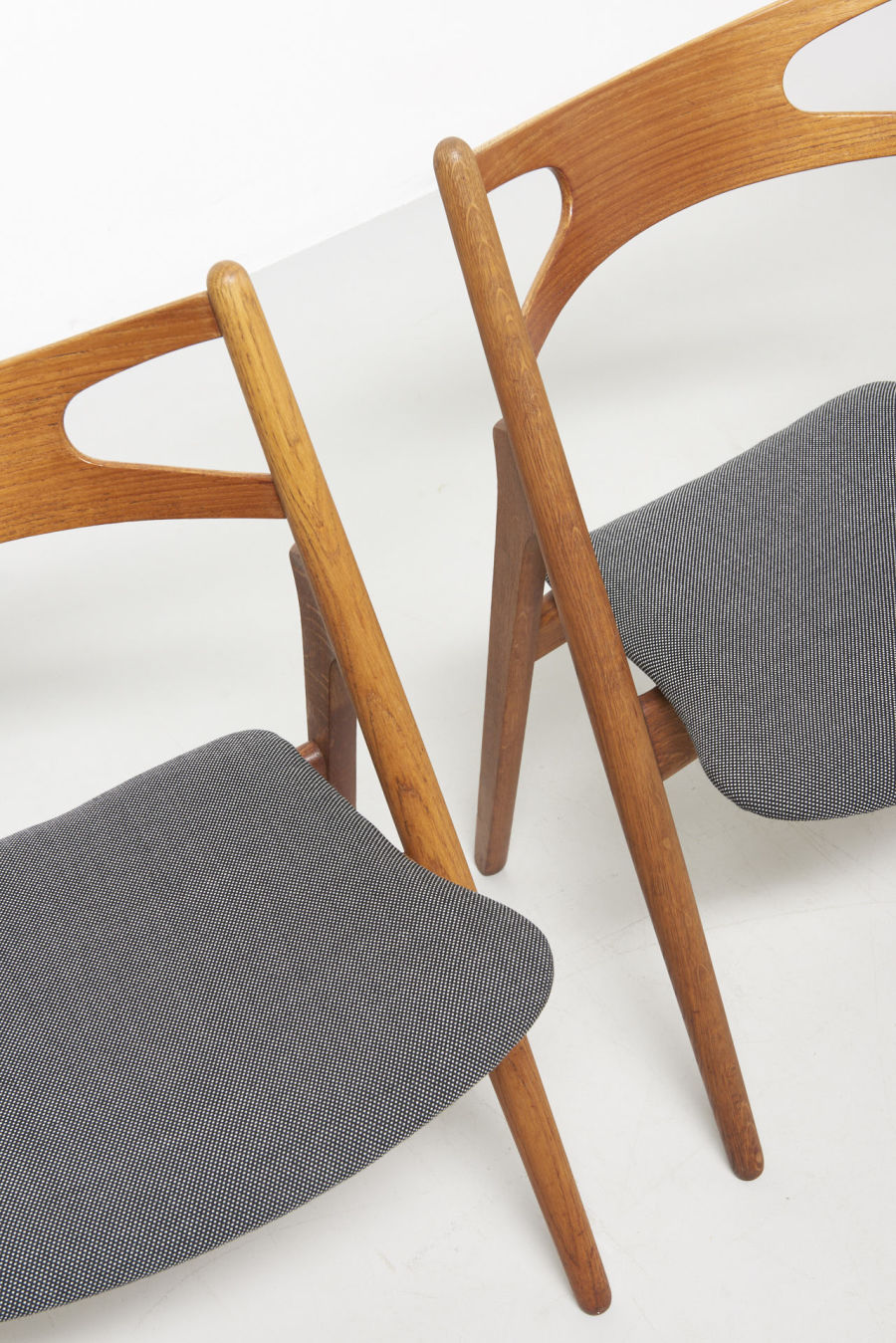 modestfurniture-vintage-2131-hans-wegner-sawbuck-chairs-ch-2906