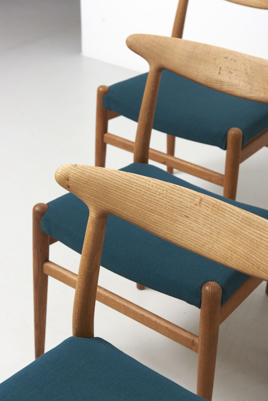 modestfurniture-vintage-2204-hans-wegner-dining-chairs-w2-cm-madsen06