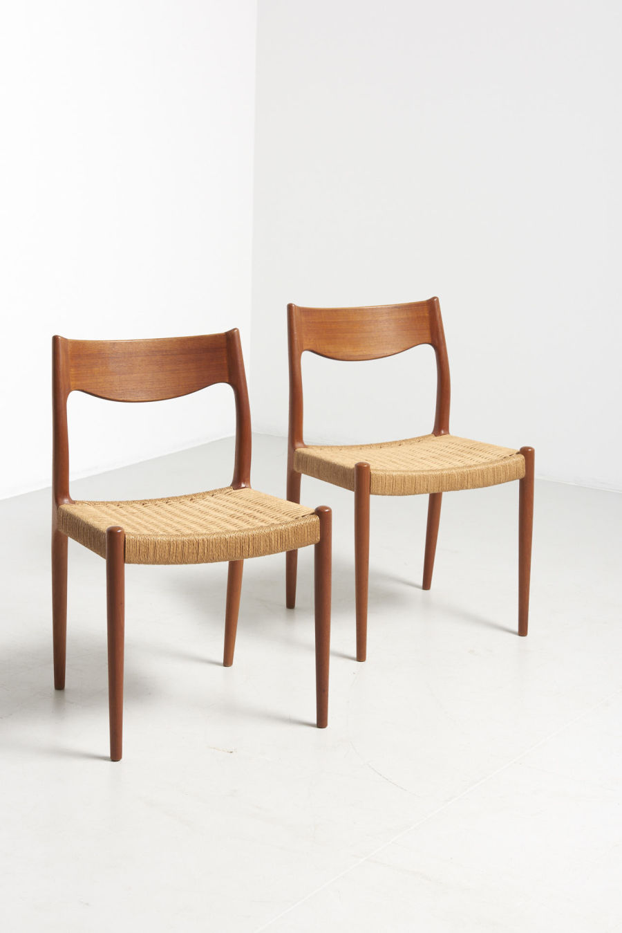 modestfurniture-vintage-2234-pair-dining-chairs-teak-papercord01