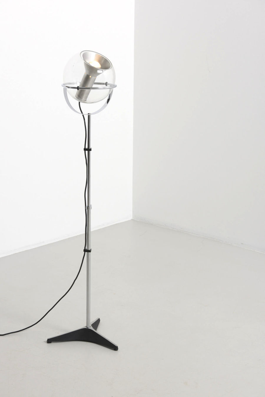 modestfurniture-vintage-2246-raak-floor-lamp-globe-200002