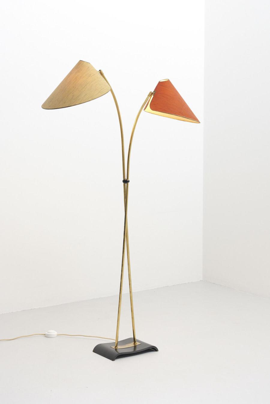 modestfurniture-vintage-2289-floor-lamp-1950s-brass-2-shades01