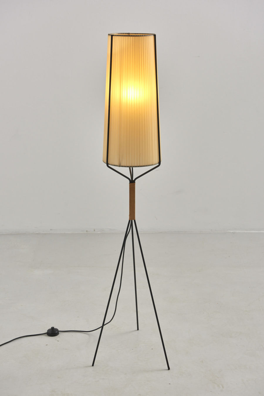 modestfurniture-vintage-2292-tripod-floor-lamp-black-steel-leather02