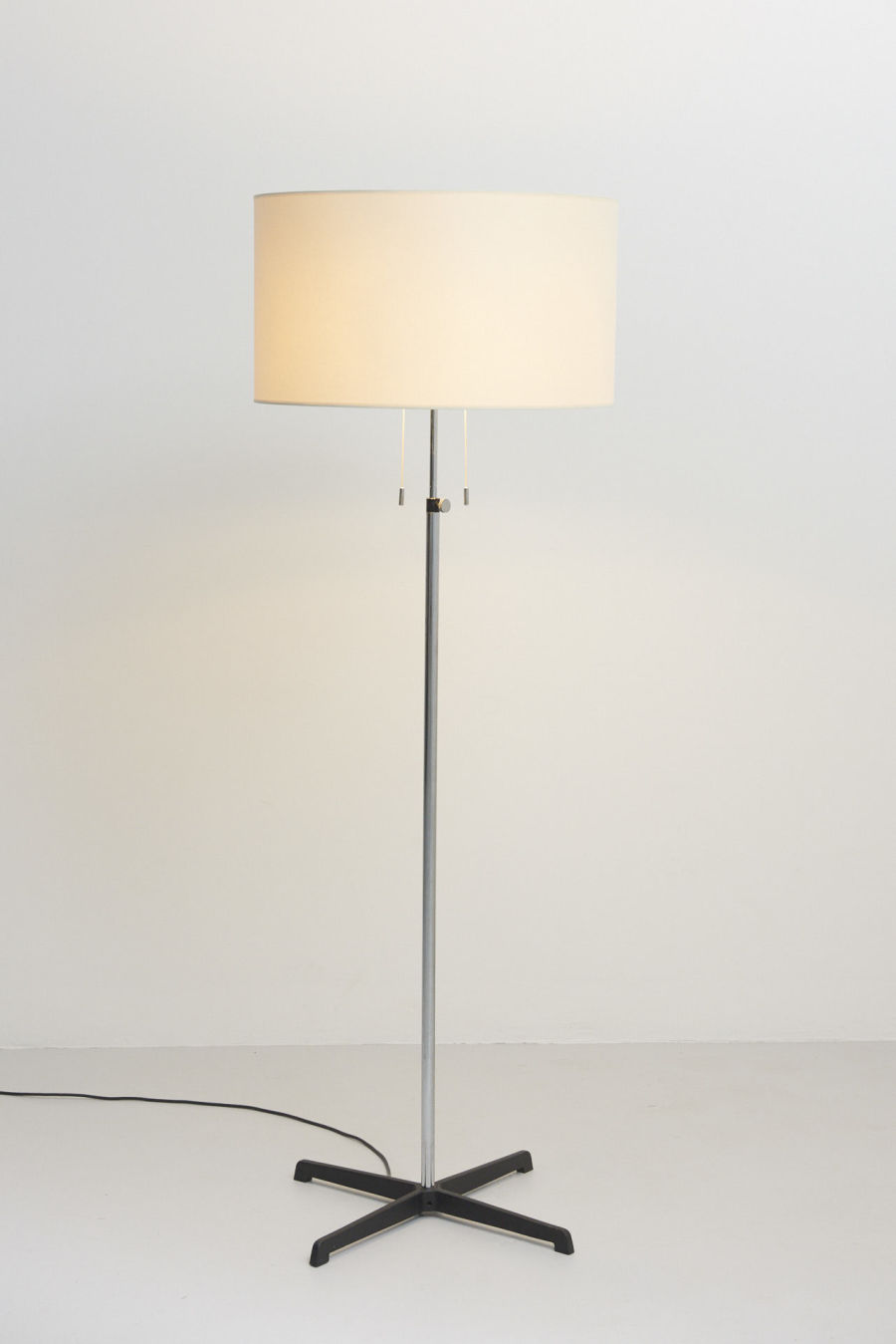 modestfurniture-vintage-2294-staff-floor-lamp-cross-foot01
