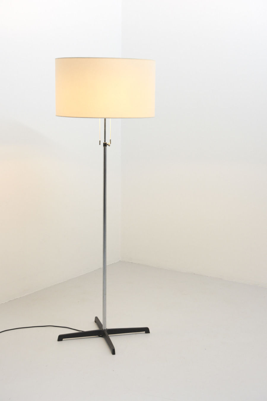 modestfurniture-vintage-2294-staff-floor-lamp-cross-foot02