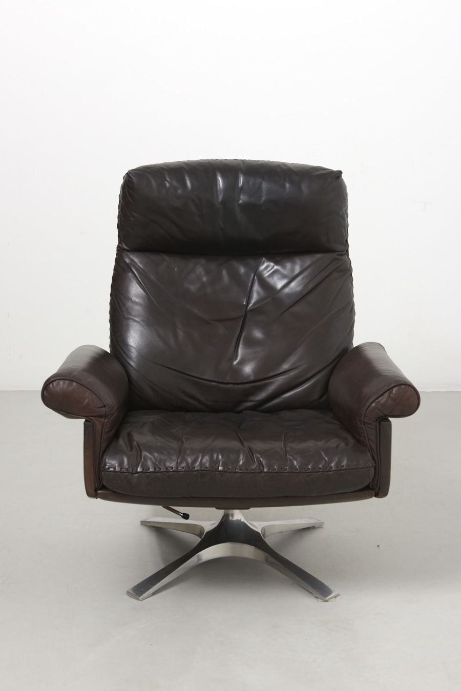 modestfurniture-vintage-2340-desede-ds31-high-back-swivel-lounge-chair02