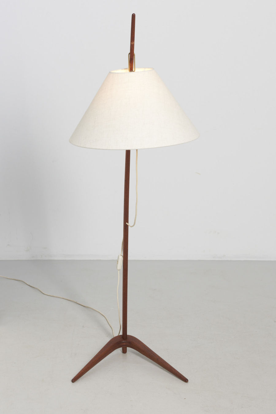 modestfurniture-vintage-2354-adjustable-floor-lamp-teak-dornstab-style02