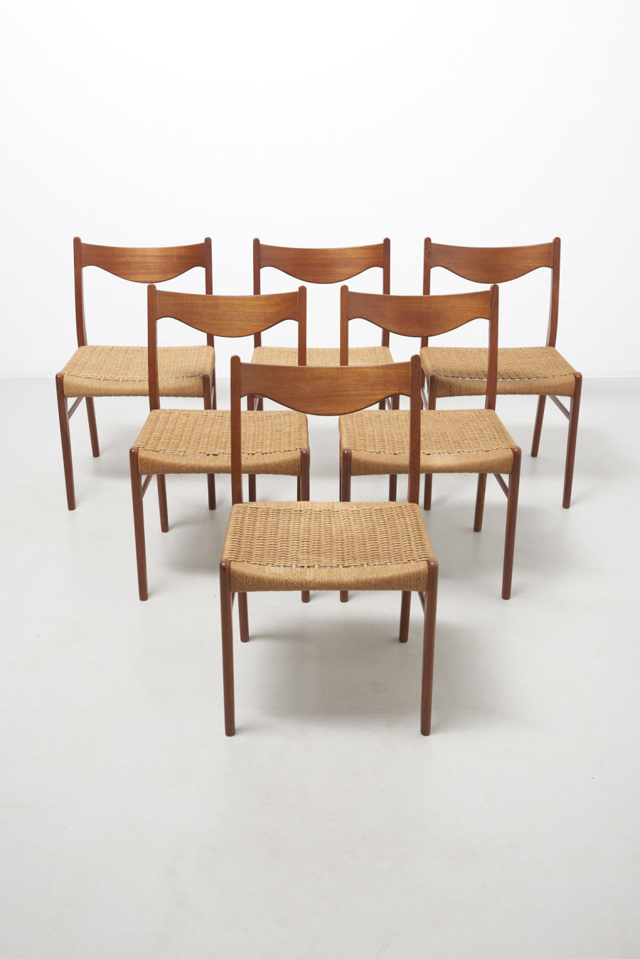 modestfurniture-vintage-2424-dining-chairs-glyngore01