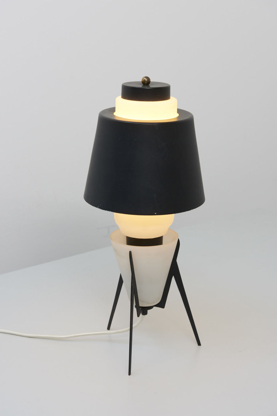 modestfurniture-vintage-2435-table-lamp-italy-glass-black-shade02