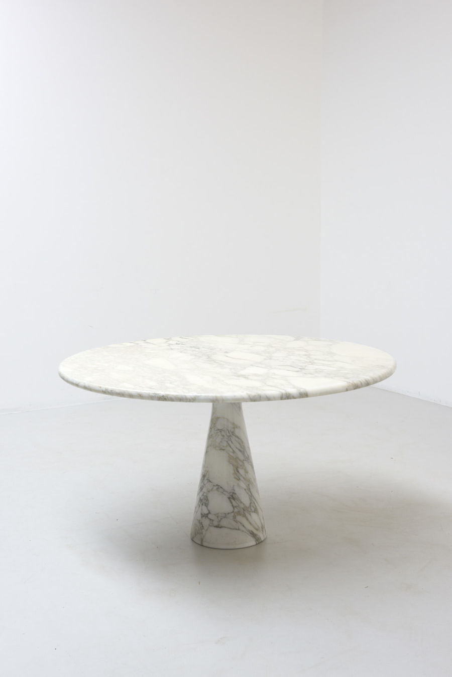 A pedestal dining table Angelo Mangiarotti — archive — Modest Furniture