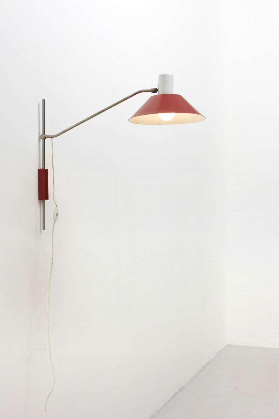 modestfurniture-vintage-2654-hoogervorst-swing-arm-wall-lamp-red-white01