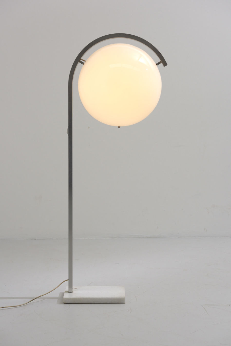 modestfurniture-vintage-2661-floor-lamp-acrylic-sphere01