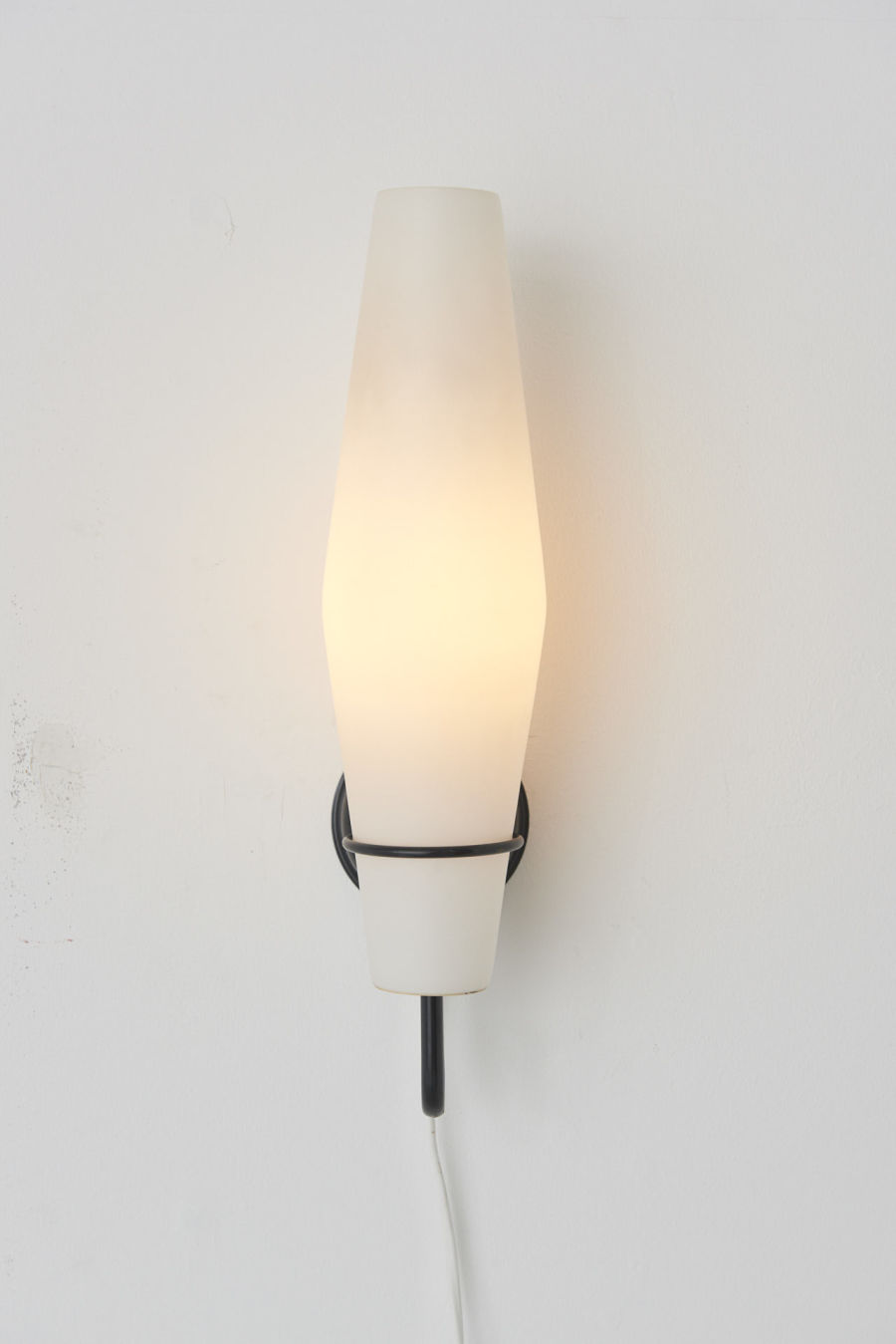 modestfurniture-vintage-2666-raak-wall-lamps-milk-glass-metal-bracket03