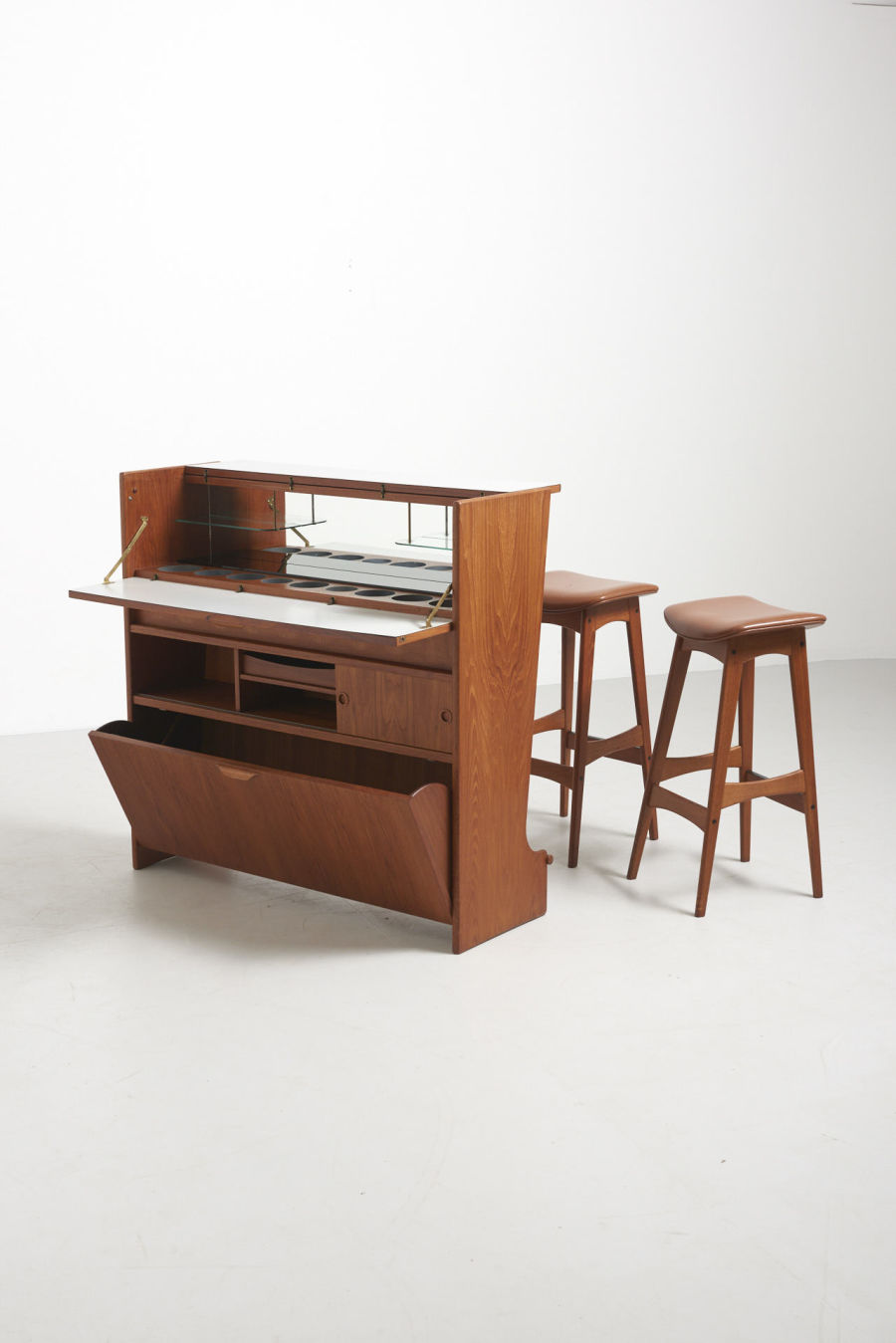 modestfurniture-vintage-2672-johannes-andersen-bar-cabinet-sk661-bar-stools06