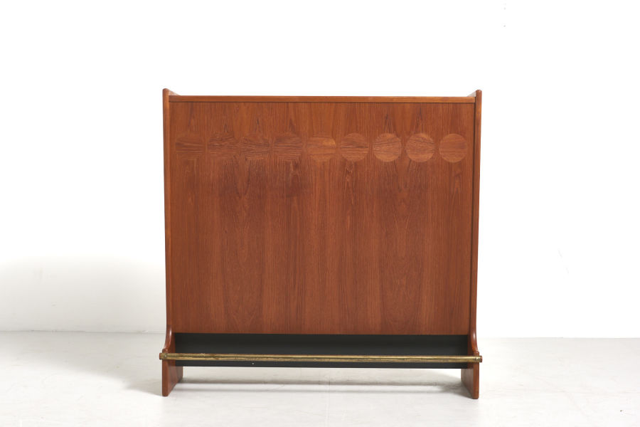 modestfurniture-vintage-2672-johannes-andersen-bar-cabinet-sk661-bar-stools15