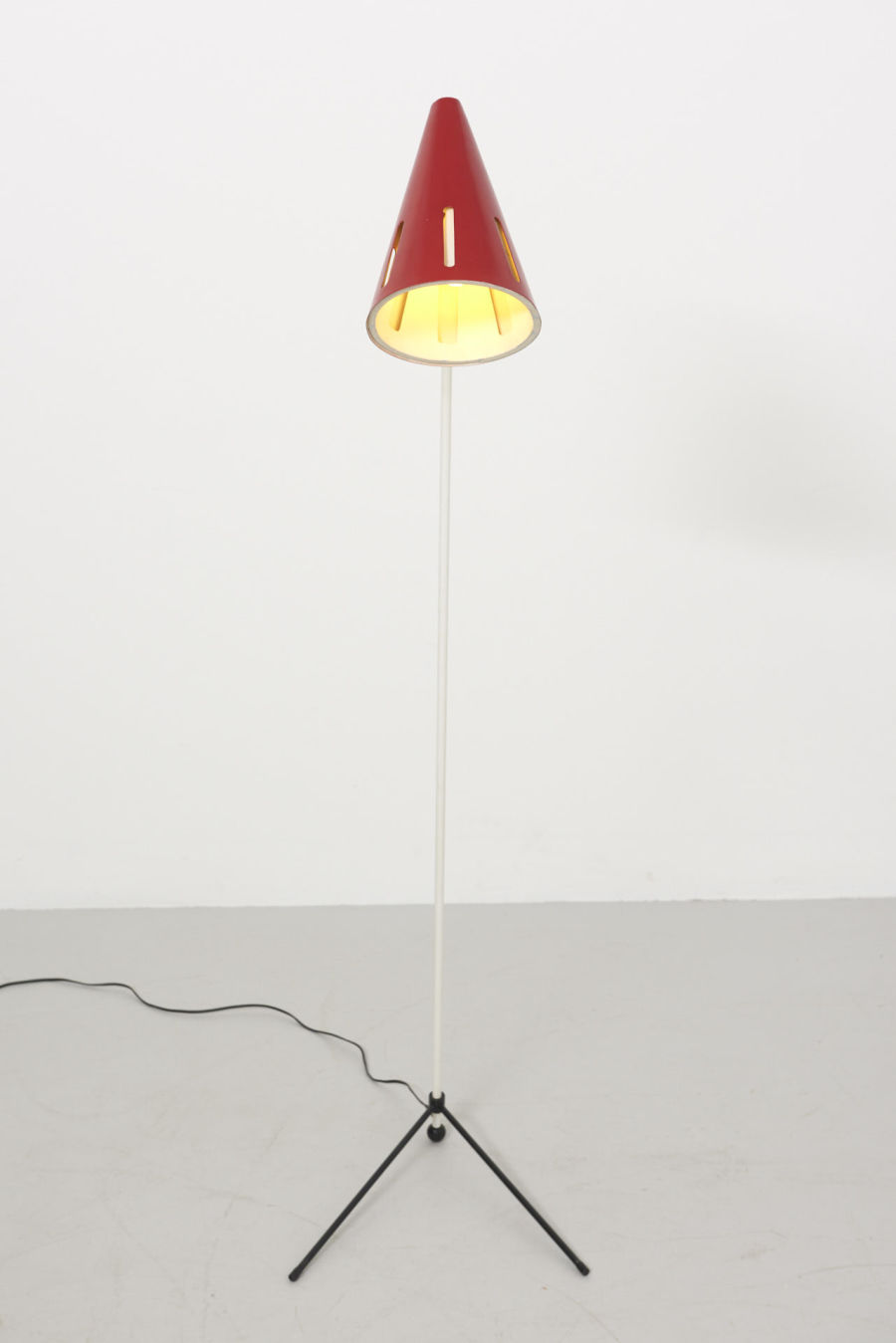 modestfurniture-vintage-2676-hala-zeist-busquet-floor-lamp-red-shade-zonneserie02