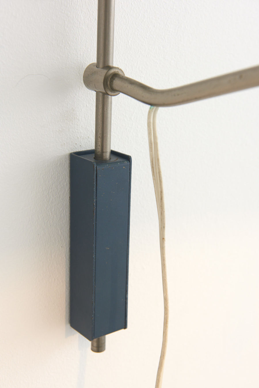 modestfurniture-vintage-2682-wall-lamp-blue-white-hoogervorst-swing-arm-anvia-707805
