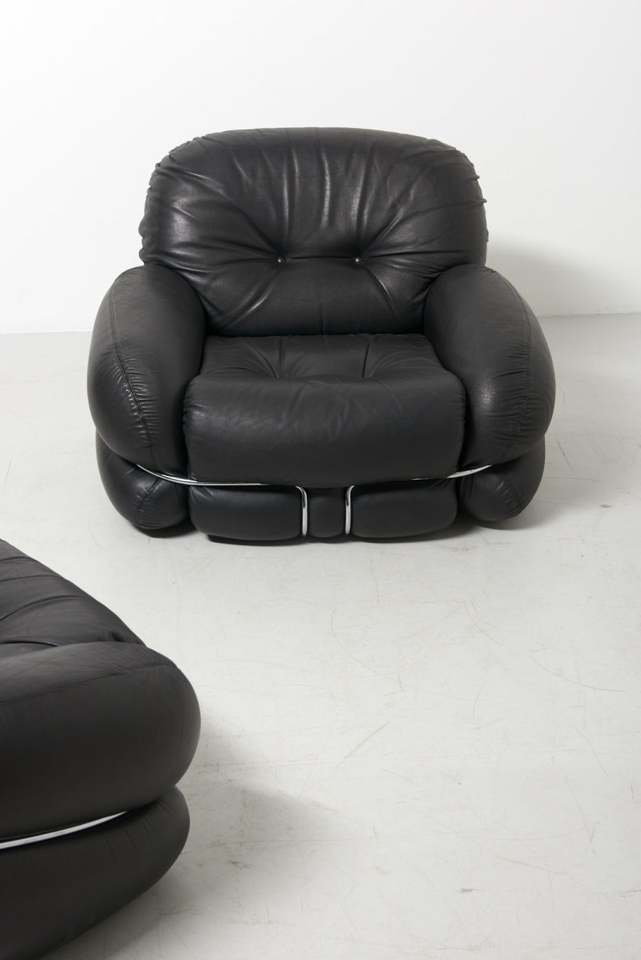 modestfurniture-vintage-2828-easy-chairs-black-leather-scarpa-style04